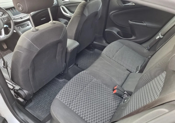 Opel Astra cena 42000 przebieg: 172000, rok produkcji 2018 z Dzierżoniów małe 67
